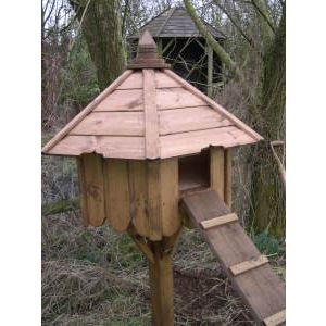 Buttercup Hexagonal duck house nesting box with post
